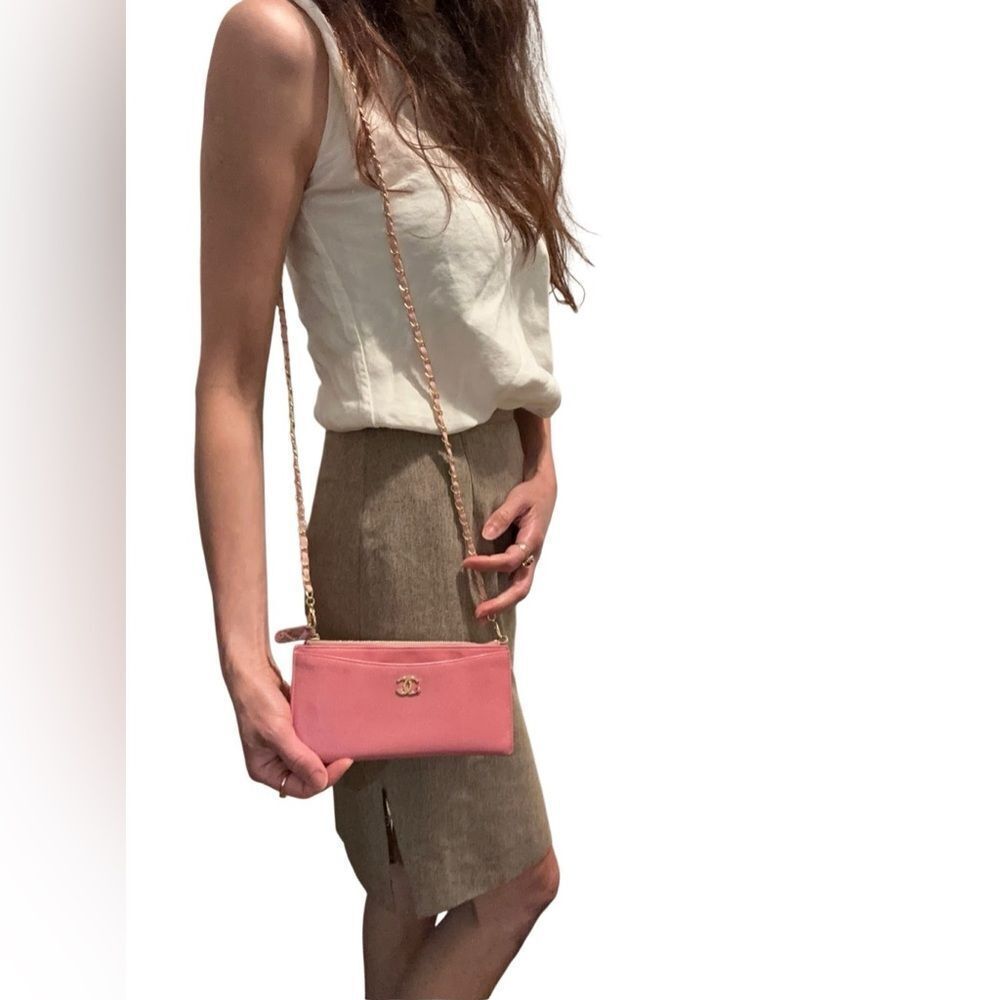 Chanel Pink Clutch with Iconic Logo and Minimalist Design - Picture 3 of 16